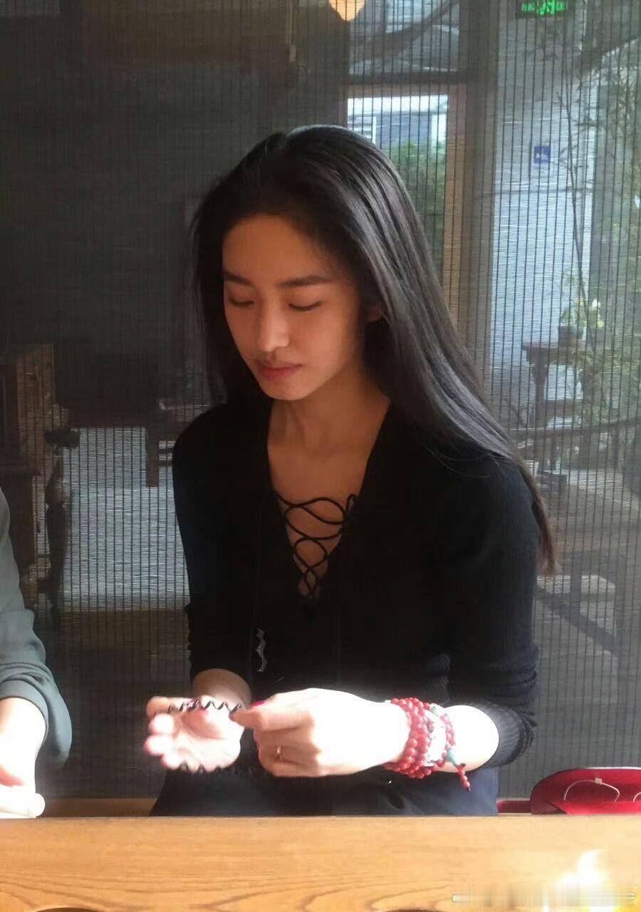 杨采钰早期美图，鼻子从鹰钩鼻变成小翘鼻了​​​