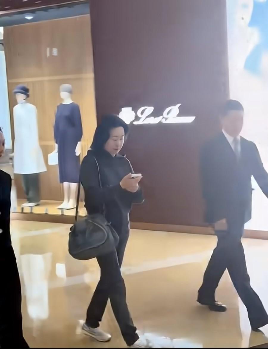 何超琼过年考察业务，背14年前的旧包包，雇三个保镖，保镖有点紧张!大年初二，