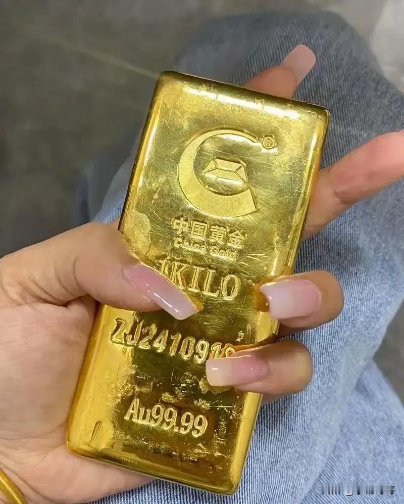 一觉醒来，囤金人哭晕在厕所不是因为战争结束，也不是因为美元走强，而是因为黄金