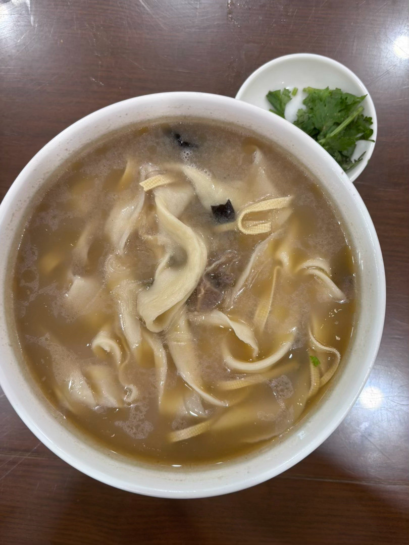 吃了好几个网友推荐的合记烩面，作为山河四省的面食群众，味道不错。几乎每个省都有自