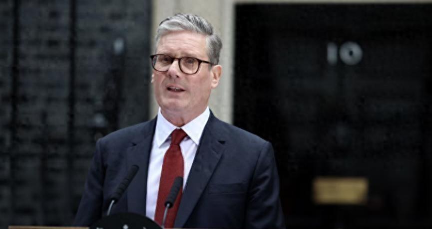 谁能想到，堂堂老牌帝国现如今连最起码的体面都不要了。前脚英国首相斯塔默刚拍着胸脯