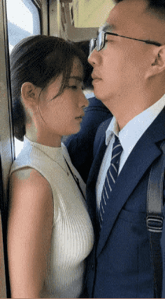 地铁上的一幕不知大家有没发现很挤的时候把人挤到一起下车了人少了这距离不变