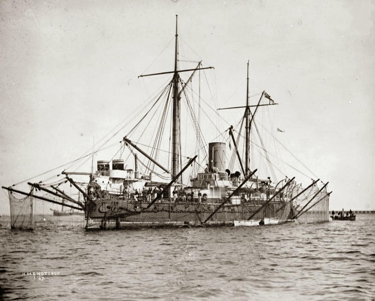 老式大型战舰的防鱼雷网撑杆张开后的样子主要是一战及一战前的战列舰、装甲巡洋舰等