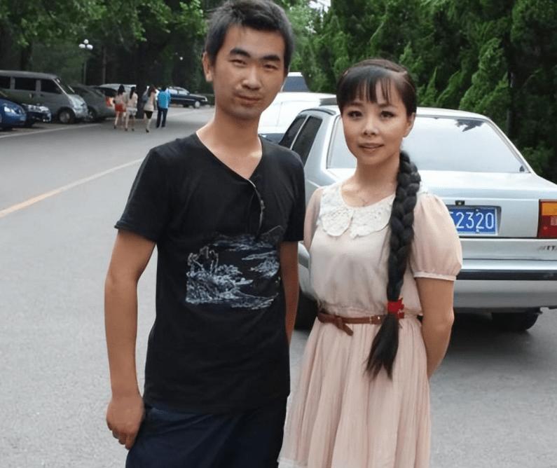 当年，王二妮出名后，男友李飞对她说“二妮，分手吧，咱俩不是同一世界的人了。”可王