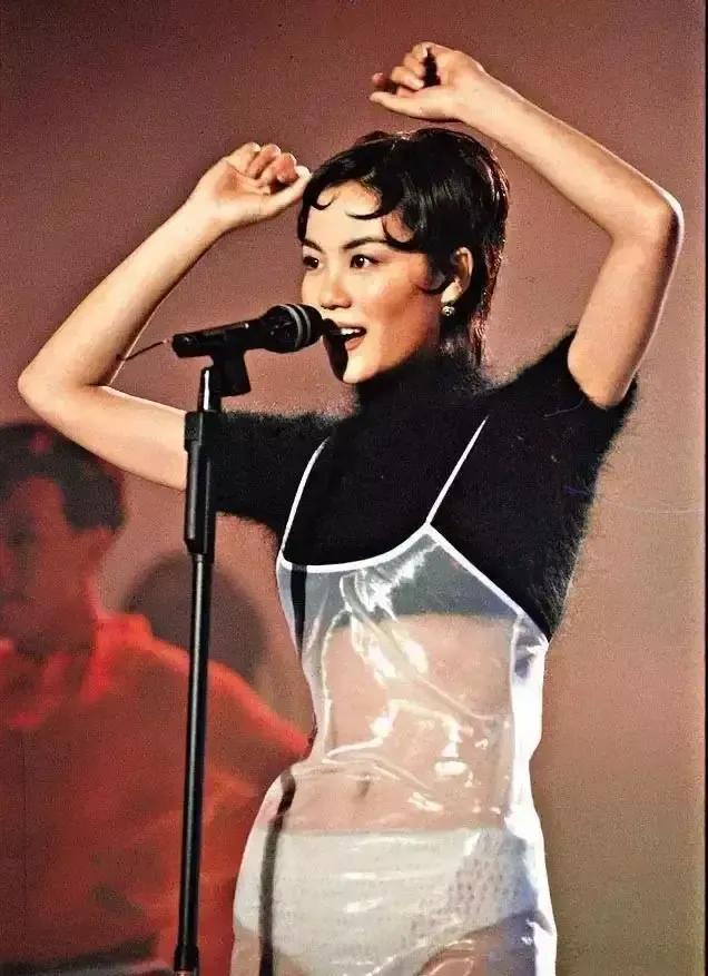 1993年，在香港电视台颁奖典礼上，王菲身穿黑色露脐高领毛呢短袖，外搭紧身透明吊