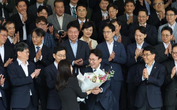 韩国总理辞职去竞选执政党党首观点创作激励大赛7月1日，韩国前国务总理金民锡出