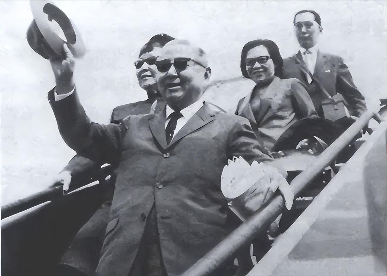 1965年，台北机场，一位74岁的老人走下飞机，2000多人夹道欢迎，蒋经国亲自