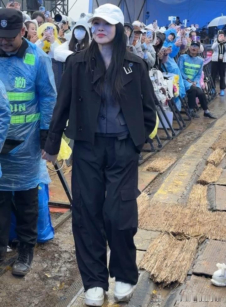 线下偶遇伊能静，她57岁了，保养真的很好，跳起舞来真的很带感啊！[赞][赞]