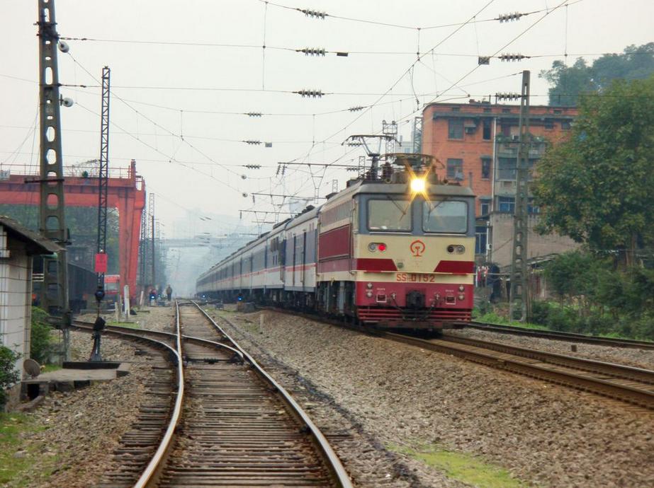 2011年1月，北京西开往重庆的T9次特快列车通过梨树湾站，从1987年4月这趟