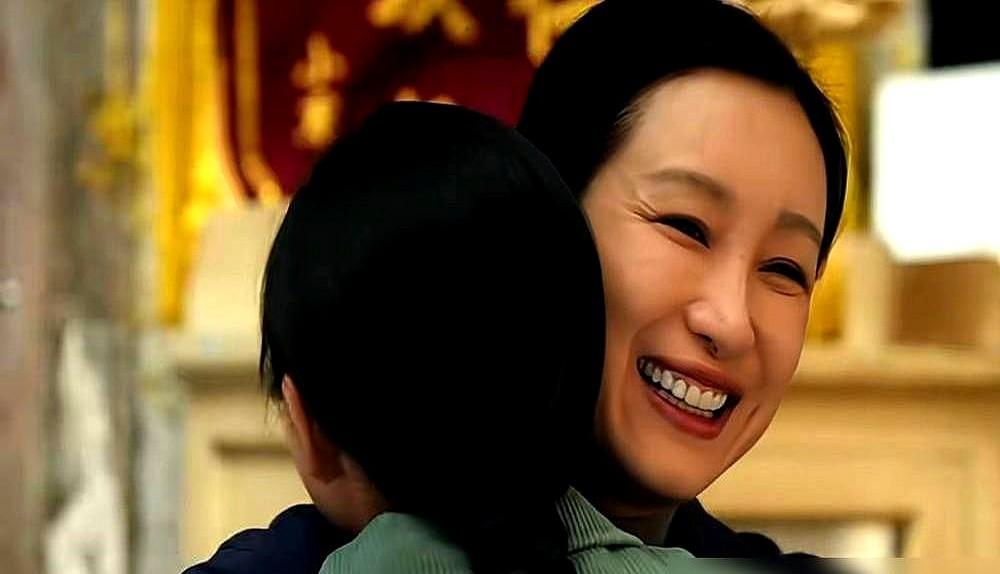 导演死活不喊停，就看着秦海璐笑到妆花，苗阜一口茶全喷出来。张嘉益顶着个戏曲大