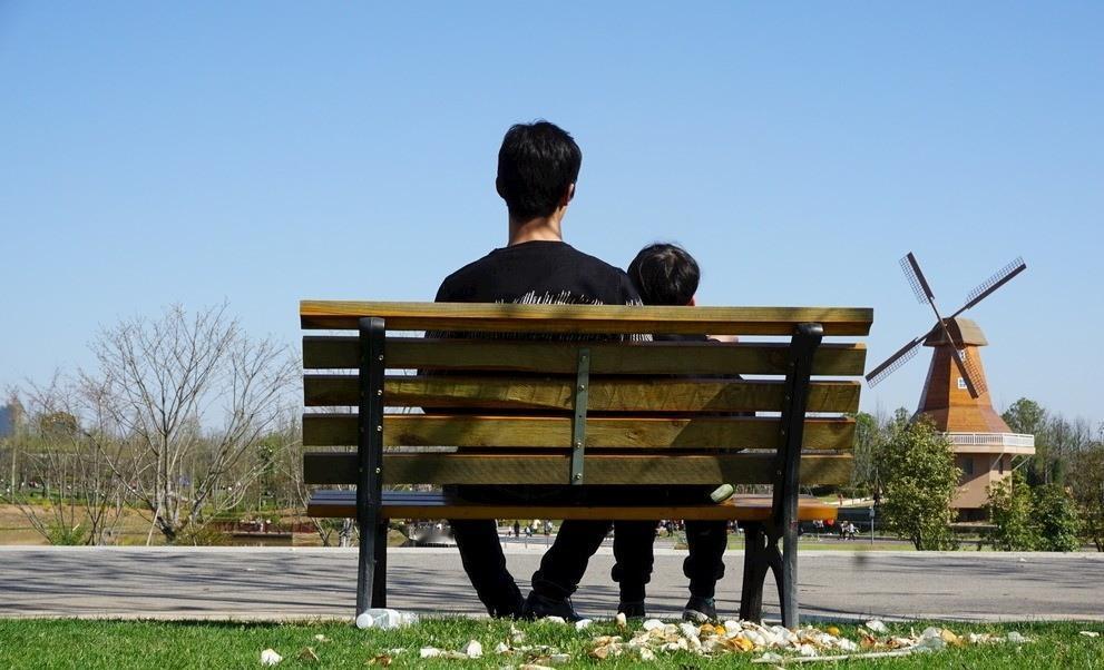 男人说老婆生了孩子以后变得庸俗了，只知道谈钱，嫌弃他穷，和他离婚了。老张因为