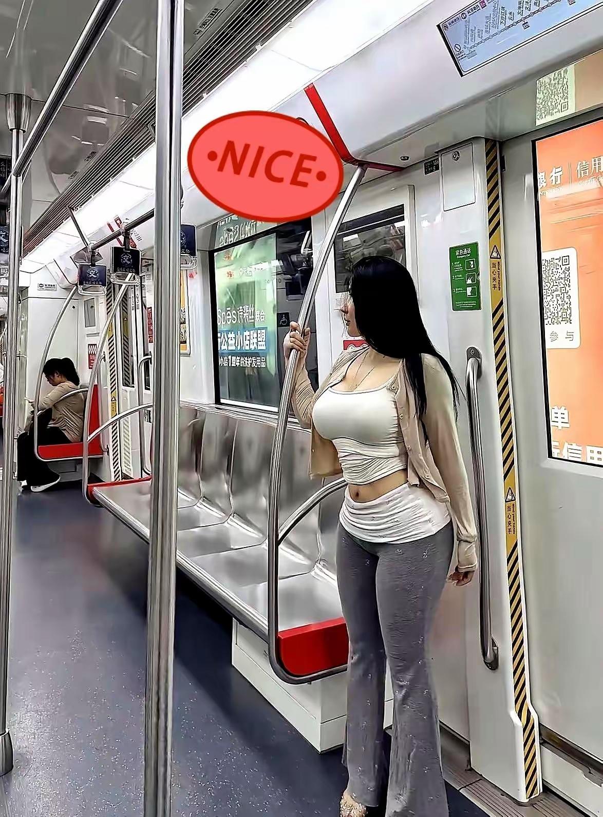 一个穿搭利索的女孩，在地铁里很是惹眼，要么羡慕要么觉得她累，这个打扮我也很喜欢，