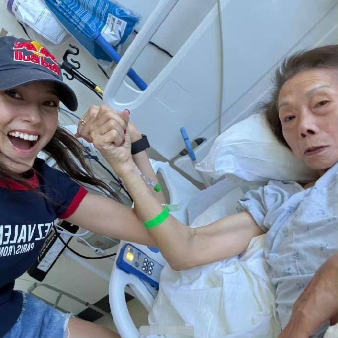 其实谷爱凌外婆是在她夺冠的前一天去世的，妈妈为了不影响她比赛没有告知她。她完成第