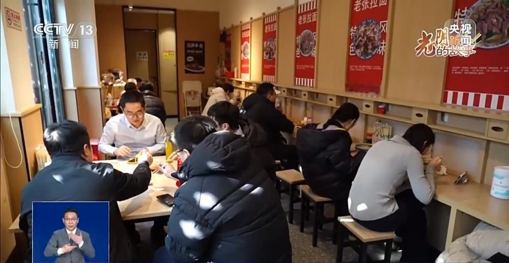 北京的一家小面馆，从开业起门脸上就贴了一张字条：当你遇到困难时，可以在老张拉面免