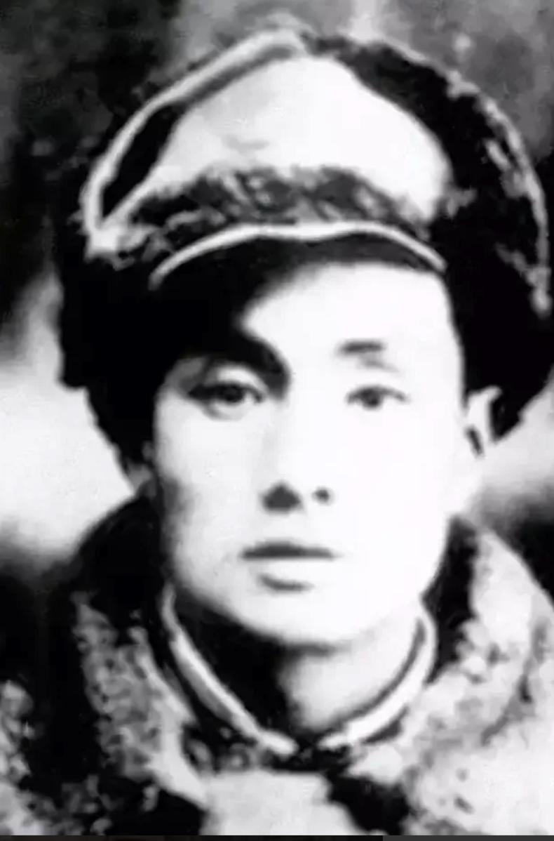 1943年，侦察员配枪落地，伪军刚要盘查，他却淡定捡枪骑车走人。伪军瞥见，竟骂了