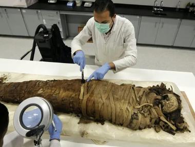 1937年，考古学家在德克萨斯州发现了一木乃伊。研究发现：木乃伊死因相当惊人，竟