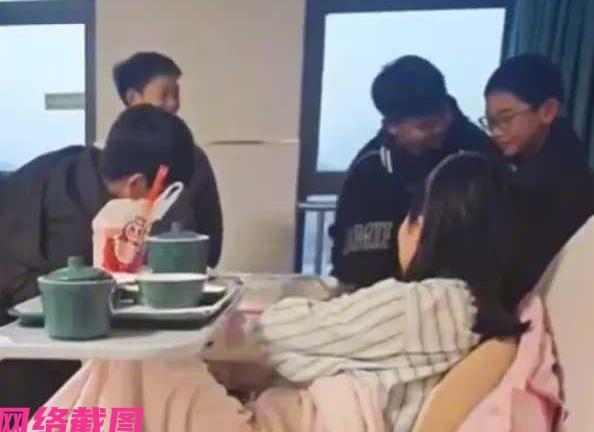 浙江嘉兴有女老师在医院生子后，这天在医院病房休息，来了四个男孩。这时躺在病床