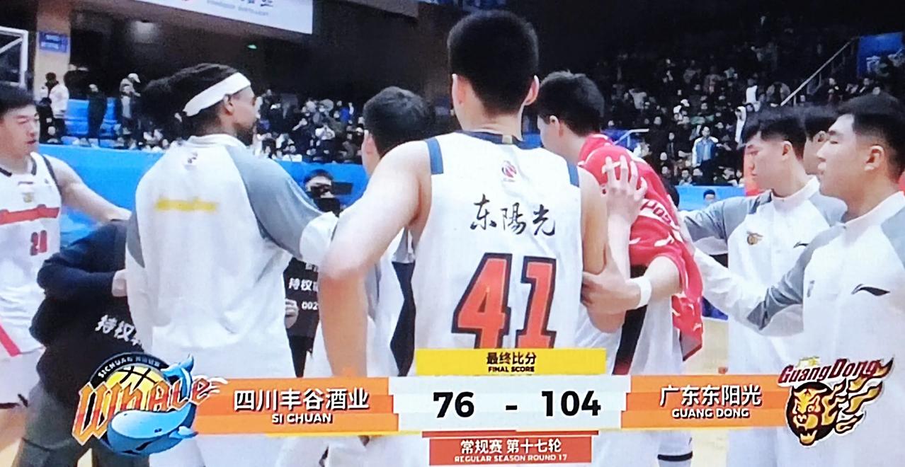 四川76-104不敌广东，广东队这场获胜的同时，也迎来胡明轩的全面复苏，真正的胡