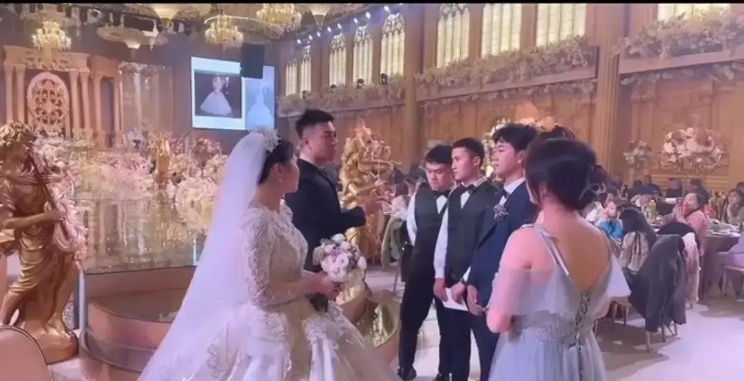 婚礼司仪一句“新娘以前可谈过好几个”，新娘当场黑脸，直接抢过话筒怼回去。视频里