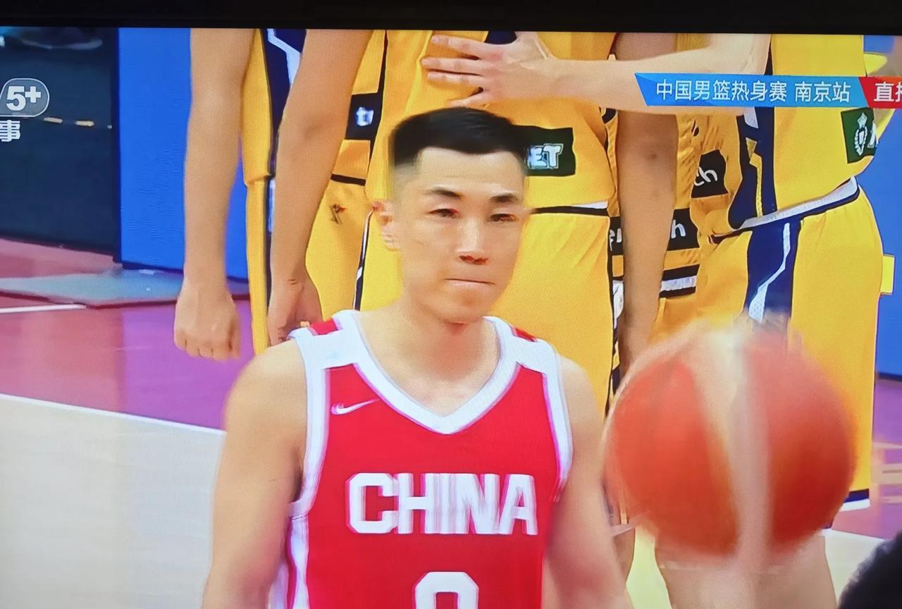 中国队失误太多了，需减少失误，让合适的球员做正确的事情，让徐杰来承担球队组织和梳