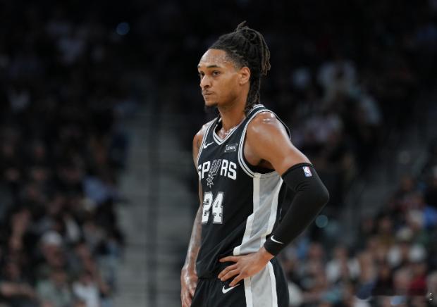 马刺球员德文·瓦塞尔更新社媒，回顾本赛季。他写道：“常规赛结束了。这是棒极了的一