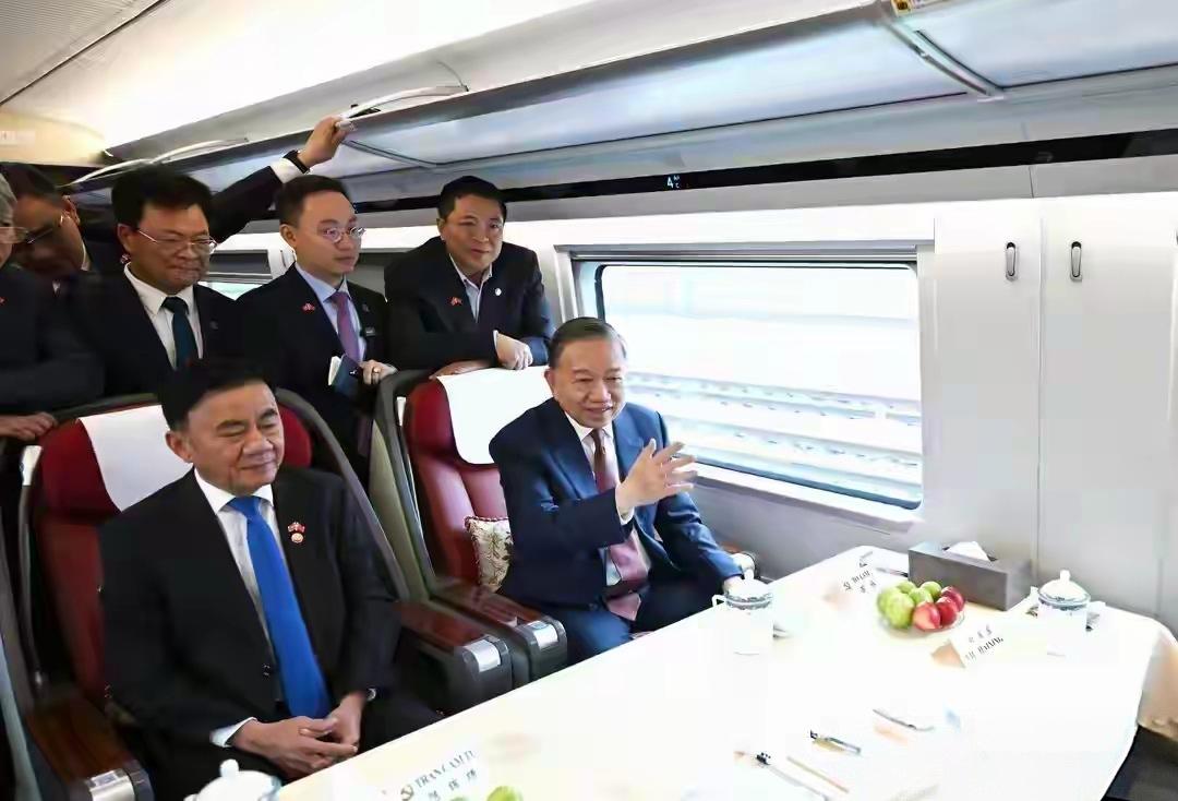 很多人以为越南国家主席苏林坐复兴号只是体验中国速度，其实完全看错了。这不是观光，