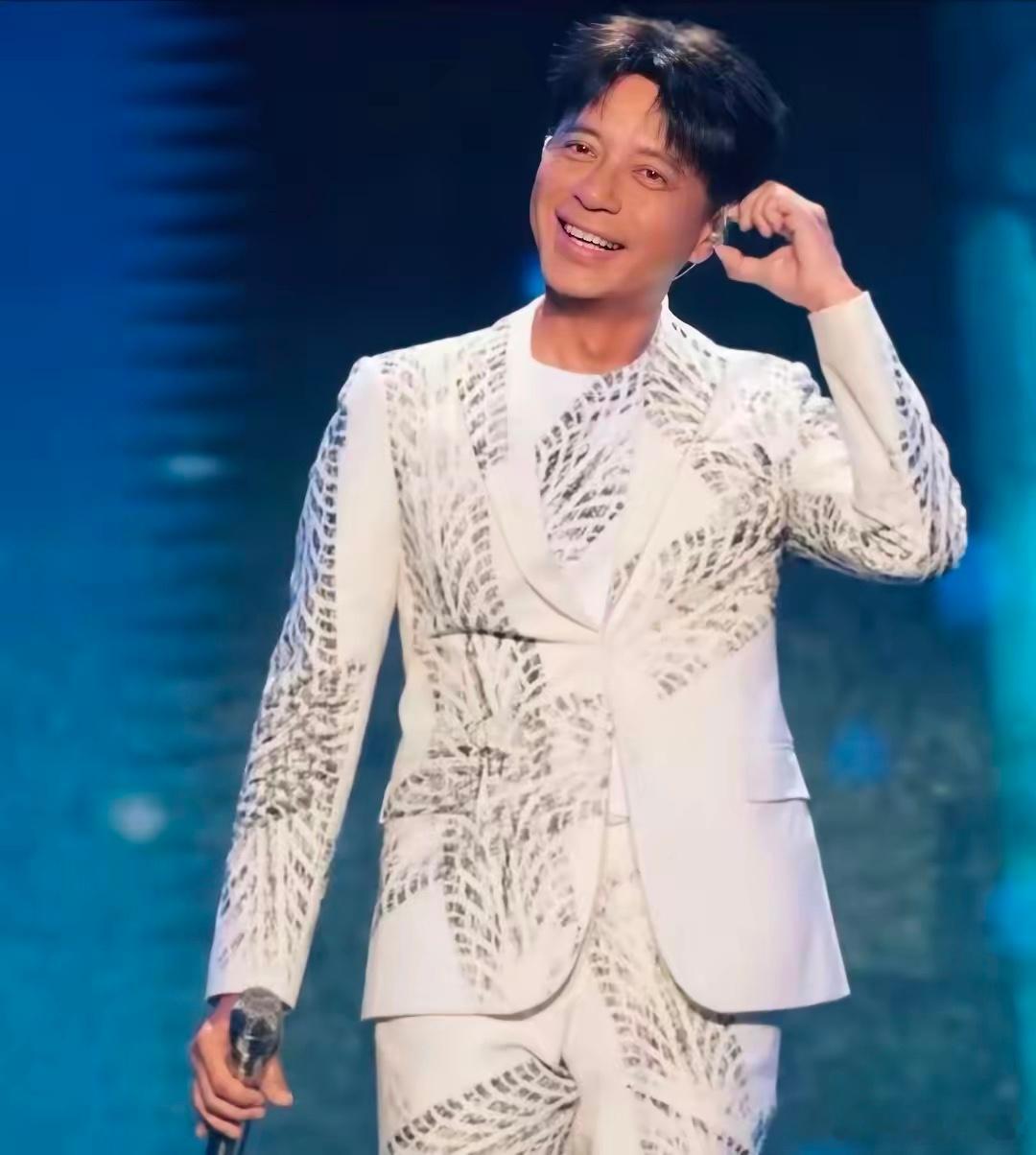我敢打包票李克勤这件事之后，就算给他十个亿，他以后再接这种演唱会活动，也绝不会再把时间卡得那么紧了！
