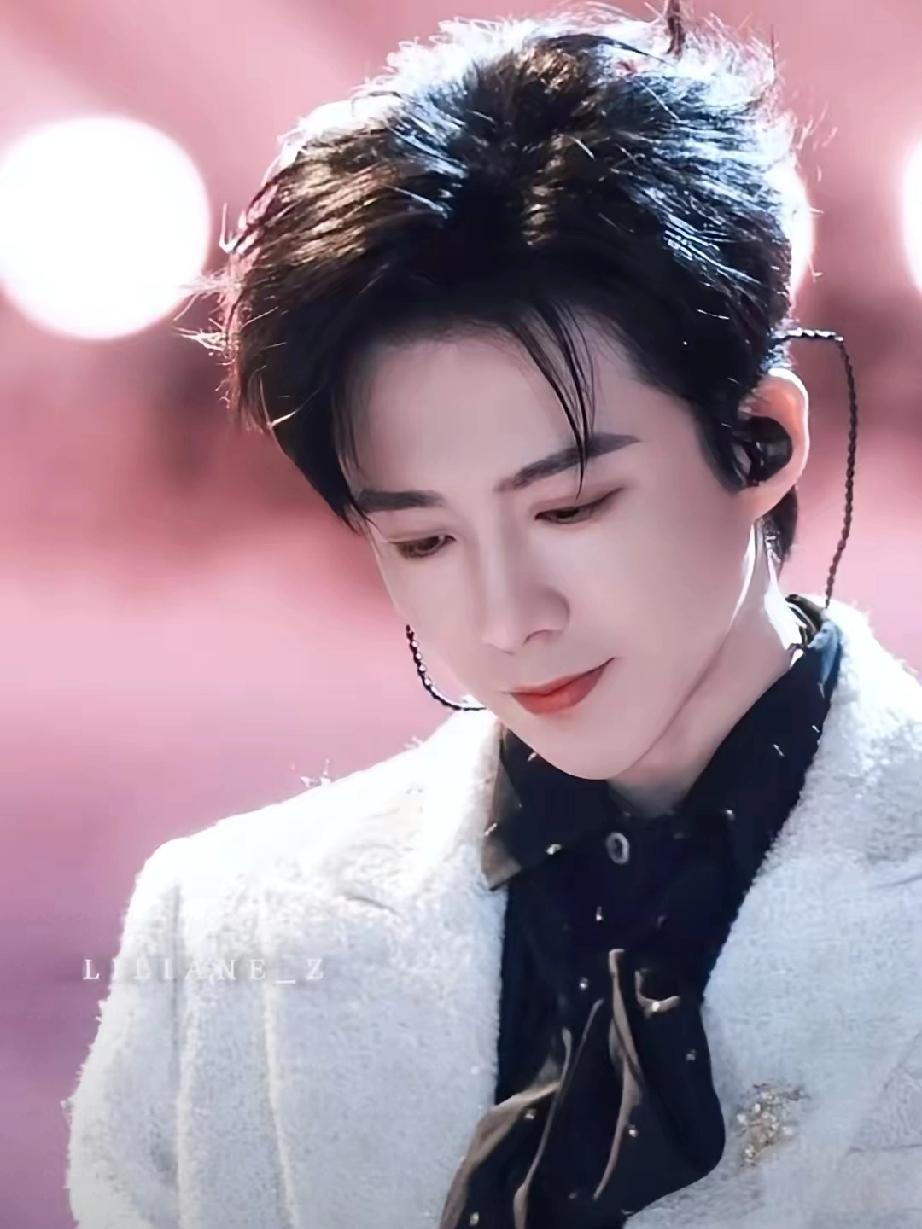 尴尬又好笑！刘宇宁演唱会被彩带呛到，反应太真实3月14日，刘宇宁演