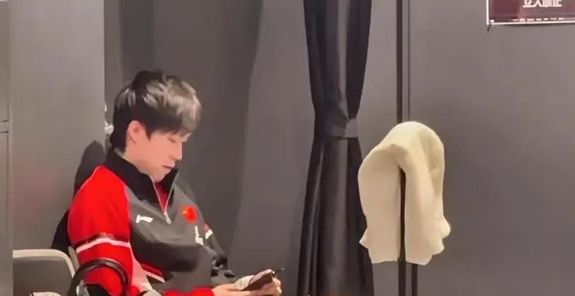 这张图今天才发出来！输给张本之后的大头，一个人坐在那里很久，看得人心