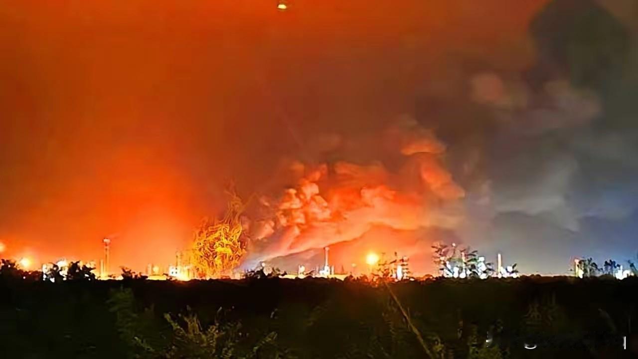 岂有不毁?10月23日,大鹅的梁赞炼油厂遭到乌克兰无人机的第五次精准袭击、爆炸