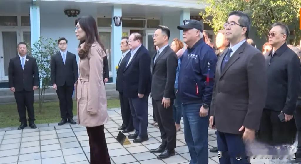 郑丽文谒陵喊追随蒋经国，团结正蓝往和平路上走。今天是蒋经国逝世38周年，国民