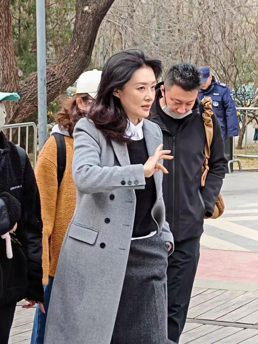 这才是58岁的周涛的真实模样，人虽然显老了点，但不能不承认，还是风韵犹存，而且蛮