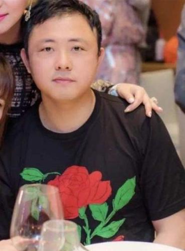 华人女赌王崔丽杰美国被抓，其儿子纪晓波更是臭名昭著，台湾女星吴佩慈曾经为挤入他们