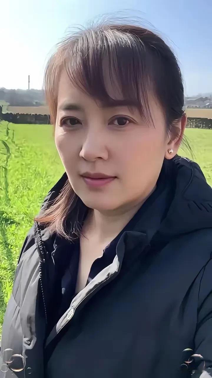 老了，也是美女。多了一些成熟，少了一些青涩，不知不觉中，人就到了中年。曾经幻想过