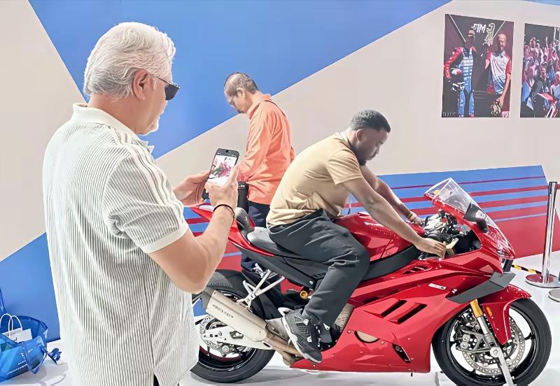 老外挤爆广交会，就为试骑这辆中国机车！139届广交会现场，张雪机车刚亮相，展台