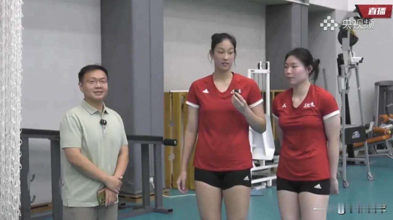17岁就扛起国家队主二传大旗？这姑娘未来十年稳了！中国女排热身赛刚4-1拿下