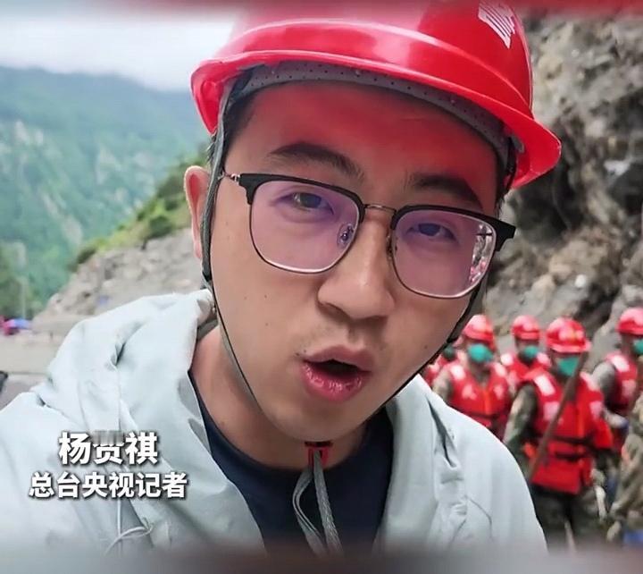 G216抢通的那一刻，武警官兵跑步进入核心区域，展开地毯式搜寻。总台记者跟随