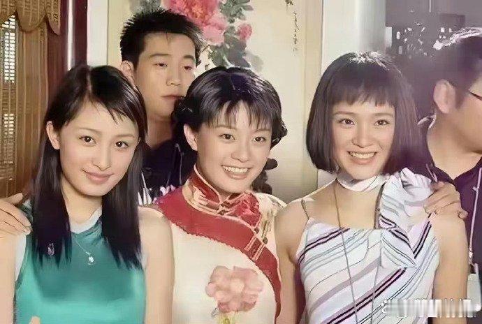 2004年片场留存下孙俪与杨幂的合影，彼时孙俪才21岁，一身旗袍造型温婉绝美。