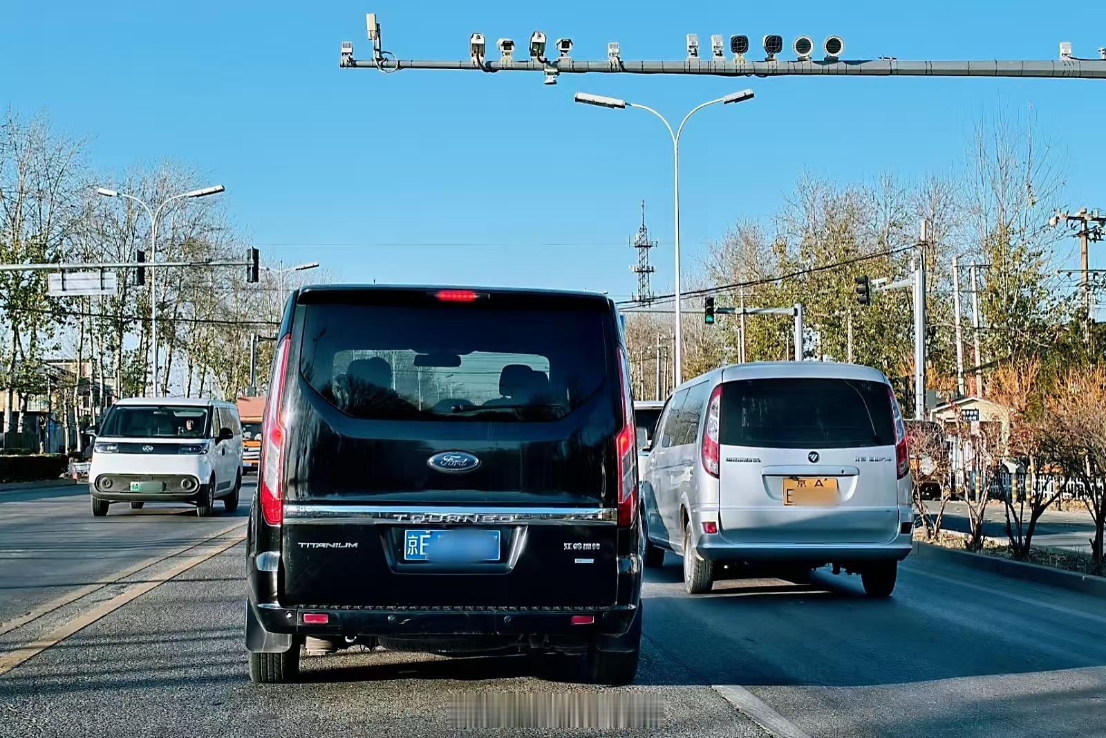 随手一拍就是三台van，咱大顺义的厢车密度快赶上欧洲了话说这福特途睿欧实在有点