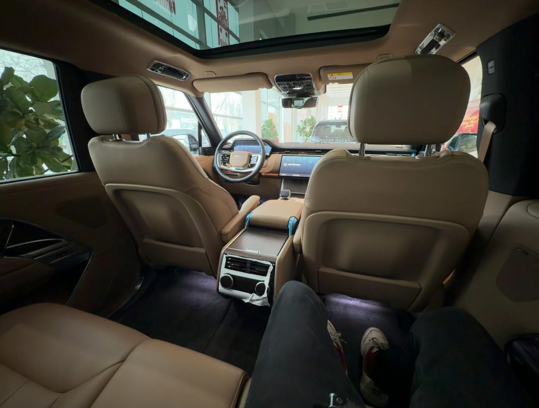 其实路虎揽胜最好卖得就是长轴版本，今天我们看到的是2026款路虎揽胜3.0SE