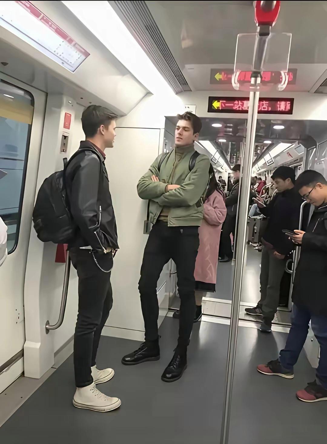 我闺蜜就喜欢外国人，看完这两个人，我认为闺蜜的眼光是对的[吐舌头眯眼睛笑]