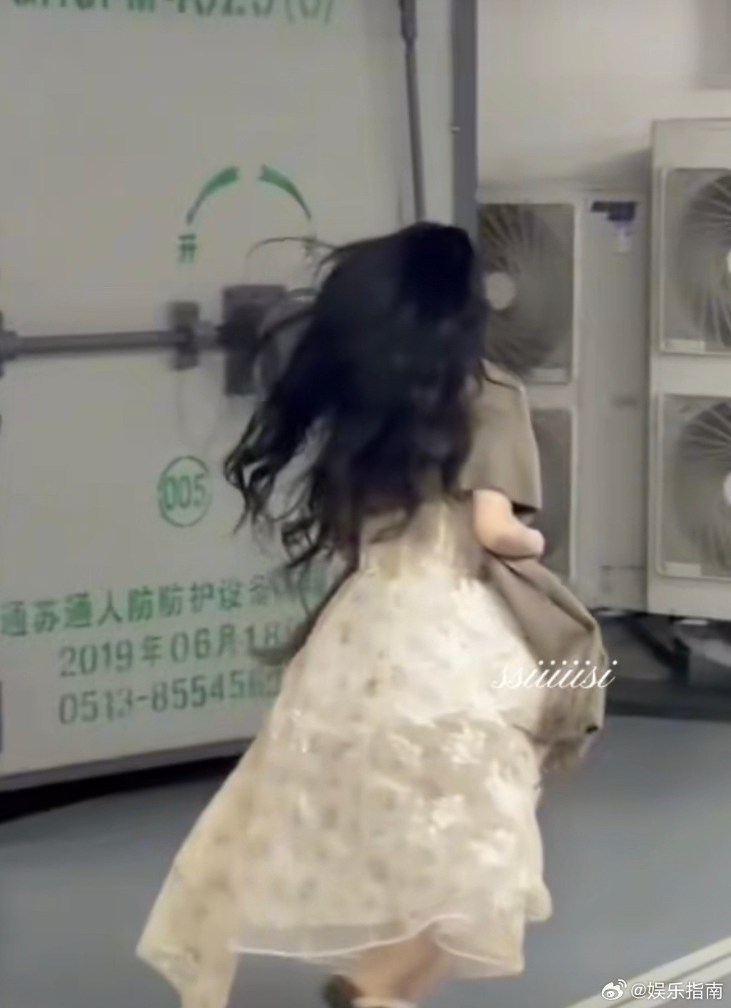 王楚然下班收信这一刻，跑起来的裙摆和飘动的长发，妈妈我看见公主了🥹