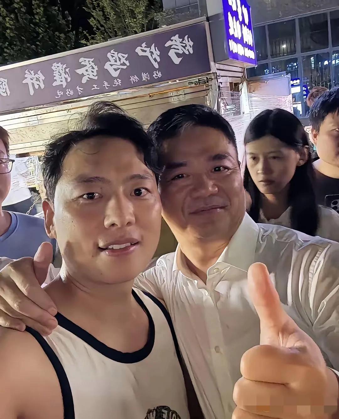哇塞，刘强东好接地气呀，竟然独自一人在街边大排档吃烧烤，与路人打成一片，喝酒时酒