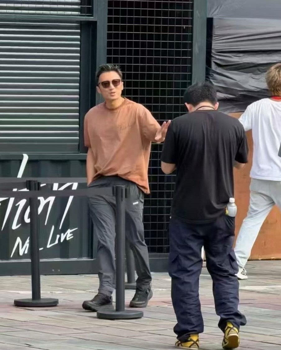 45岁谢霆锋现身广州街头，他穿着自己设计的潮牌T恤，身材又高又瘦，整个人看起来太