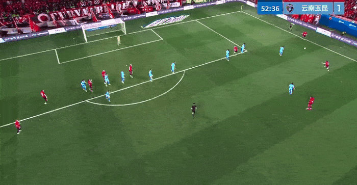 从云南玉昆对成都蓉城这个失球看，上海申花不用鲍亚雄还是有道理的。鲍亚雄高空球判