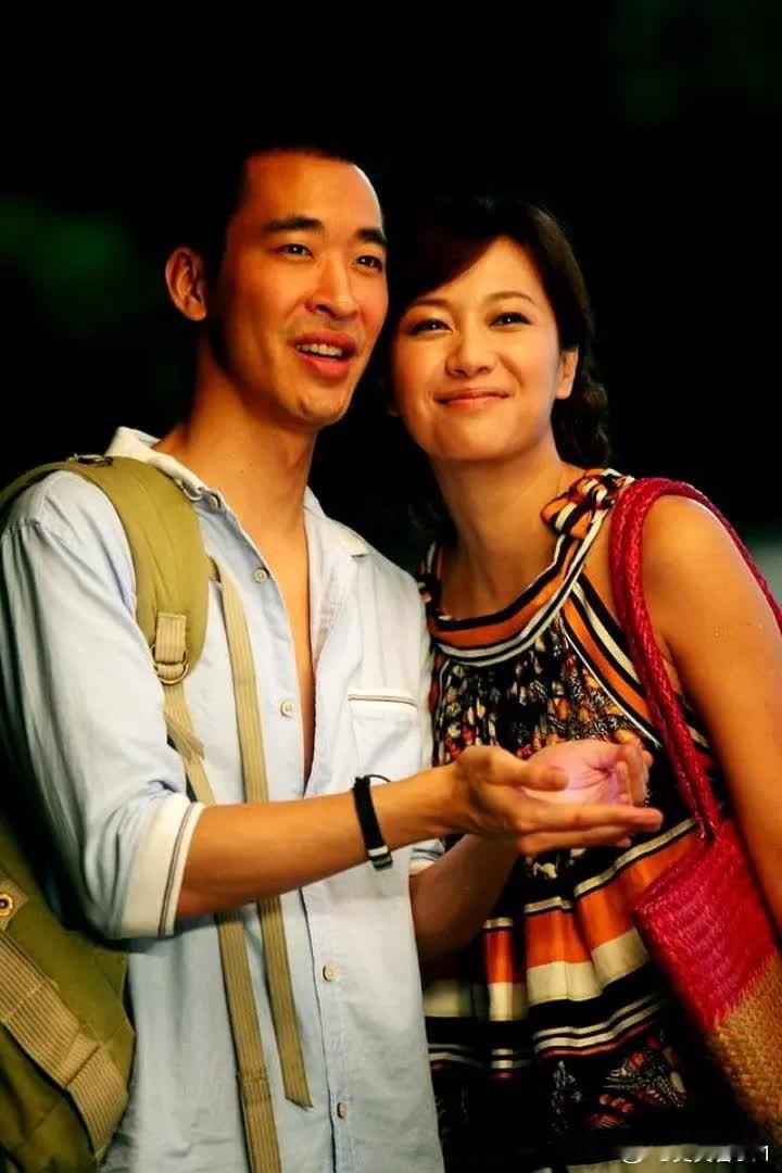 王朔当年为了徐静蕾抛弃妻女，捧红对方后两人还是分了手。后来他又出手帮了王子文，成了她的“精神枕头”。