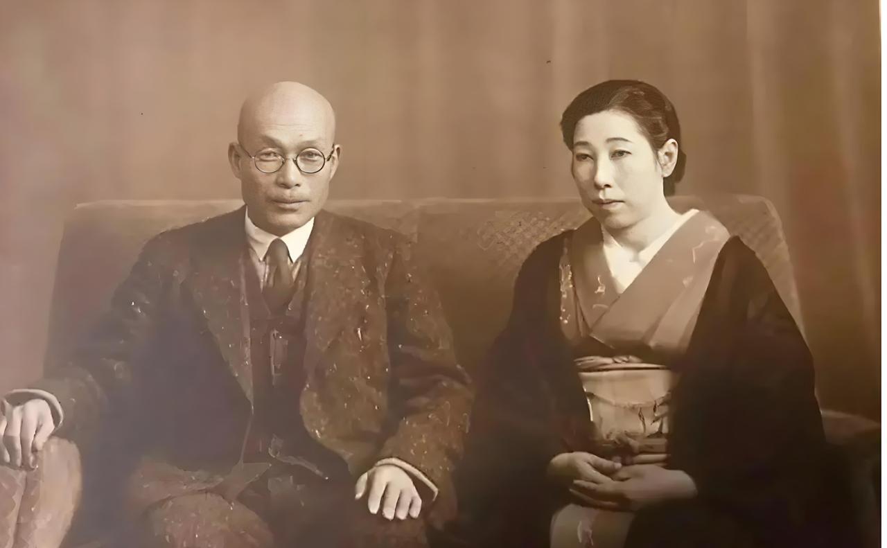 这是日本战犯东条英机和妻子东条胜子拍下的照片，东条胜子不过是个家庭妇女，可在东条