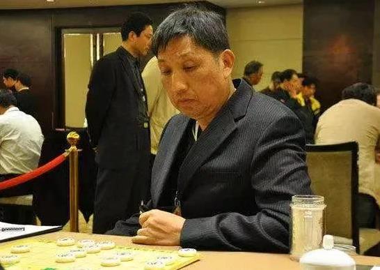 在棋坛柳泰斗昨晚的直播中，许多棋迷发弹幕吹捧道“柳老师以一己之力拯救了整个象棋圈