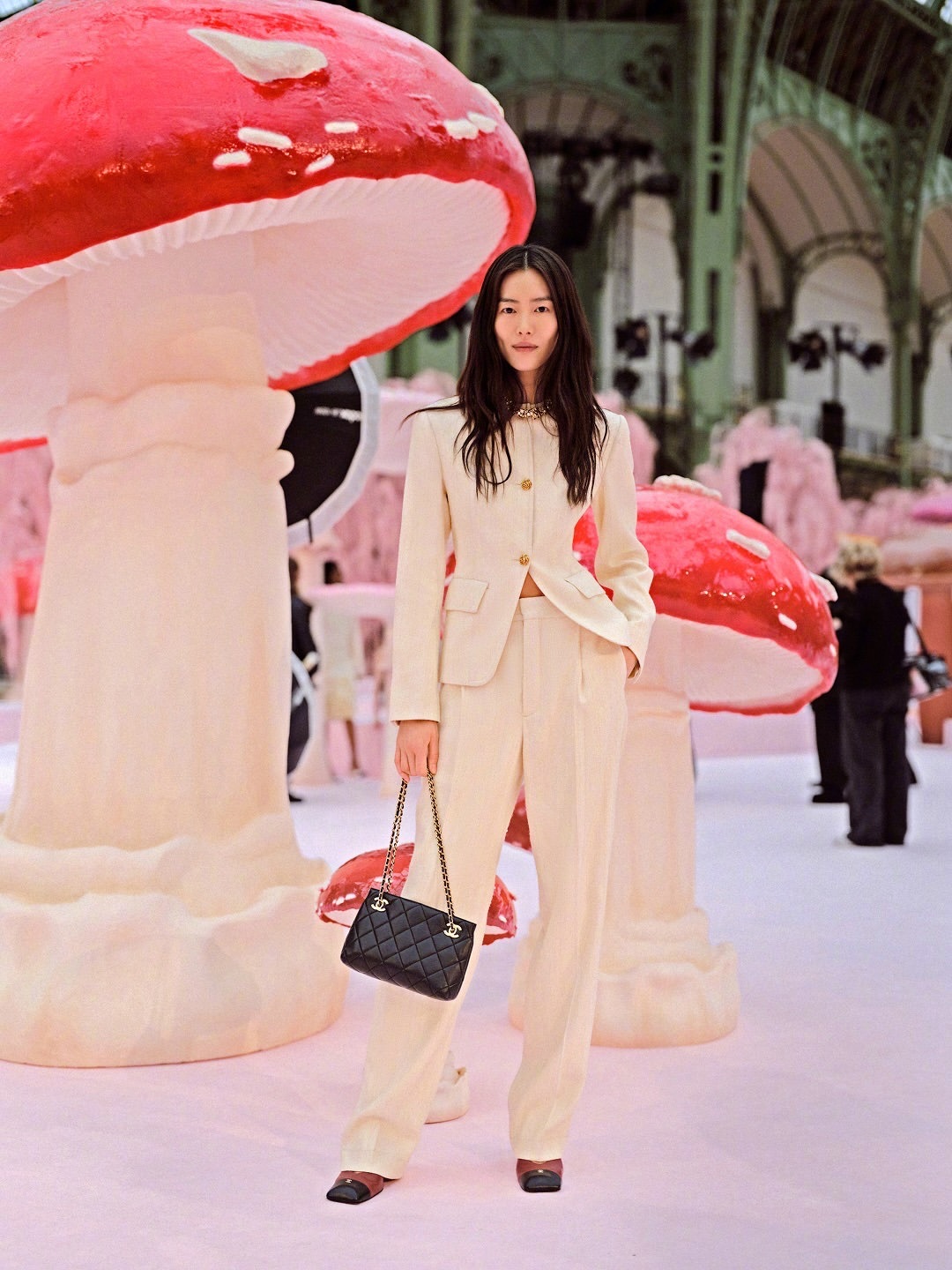 官方释出的CHANEL2026高定系列发布秀，前排嘉宾阵容：妮可·基德曼、蒂