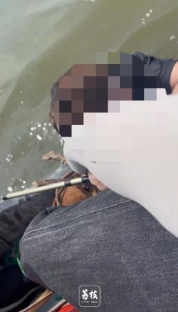 离谱！天津，男子钓鱼时救上来一名落水女孩，没想到，女孩的父亲赶到后，不但没有感谢